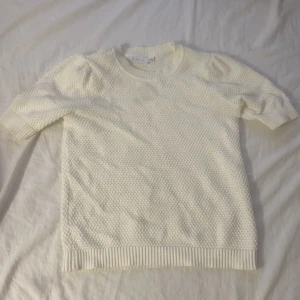 Vila stickad t-shirt - Säljer min fina stickade T-shirt från vila då den inte kommer till användning. Nästan aldrig använd och kommer i fint skick. 