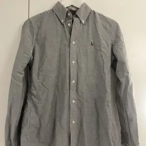 En grå Raulp lauren skjorta
