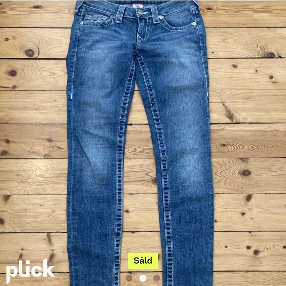 Vintage jeans från True Religion, lågmidjade. Bilder från förra säljaren. Säljer pga passade mig inte. Innerbenslängd 80cm, midjemått rakt över ca 39 cm. Jeans & Byxor.