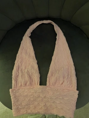 Topp - Rosa söt topp med halterneck band. Använd en gång. Köpt för 200:-. Pris kan diskuteras. 💕