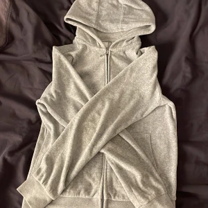 Juciy couture tröja grå med märket på baksidan  - Det står inte riktigt storleken men det står 12-13 och jag är 12 och är 1.60 och den passar mig. Den är grå med juciy couture tryck på baksidan