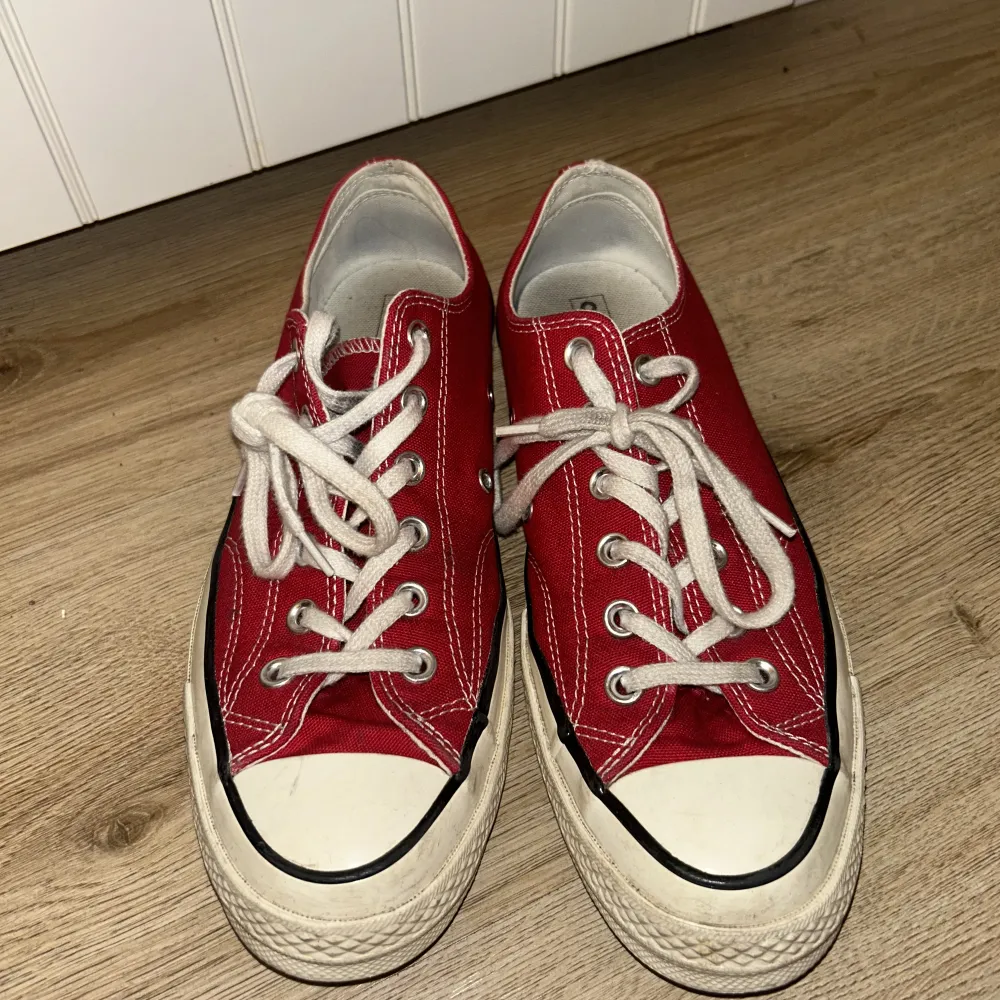 Låga röda Converse sneakers, använda ett fåtal gånger i fint skick . Skor.