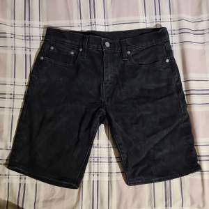 Knappt använda och mycket snygga denim shorts Måtten är W: 29 L: 9,5 Säljer billigare p.g.a vintern!!!