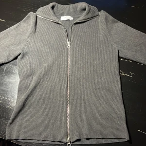 Ljung full zip - Säljer nu en av mina absolut skönaste och snyggaste tröjor. Tröjan är ganska tjock och är skönt till vintern, använts flitigt men har inga tecken på användning. Nypris är ca 1300kr