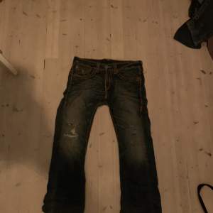 True religion jeans som är mörkblåa och storlek 32 och är bootcut, men inte så mycket bootcut,