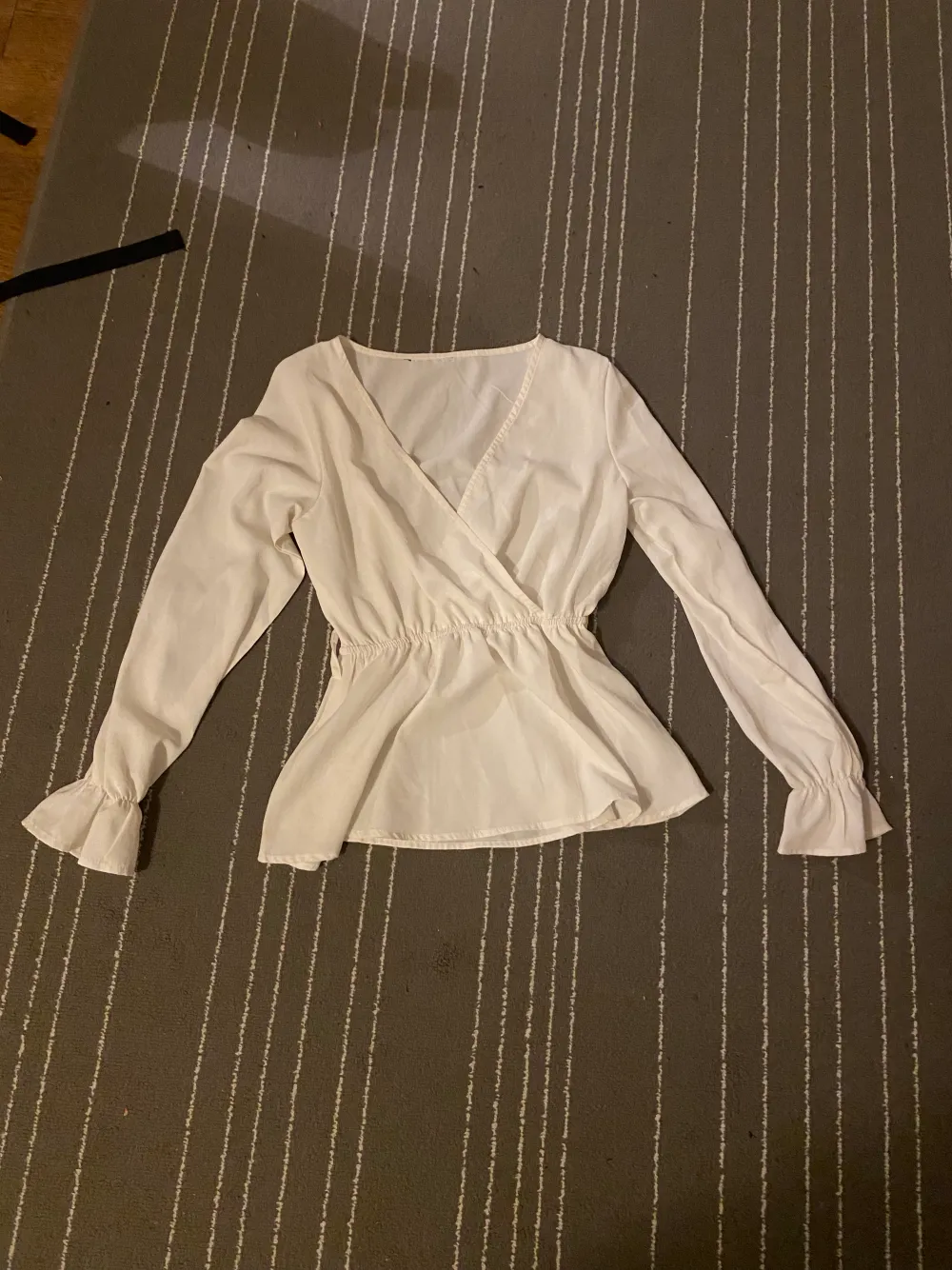 vit gullig tröja, S men själv skulle jag säga M, köpte för 150kr 💞. Blusar.