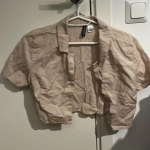 Beige skjorta - Cropped  kortärmad skjorta i bra skick