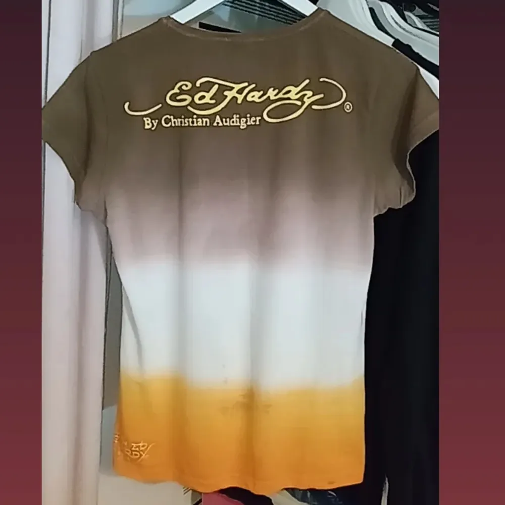 Ed Hardy t-shirt som passar S-M kan funka på L då det är väldigt stretchingt material. Mindre deffekt finns på ryggen(sista bilden). T-shirts.