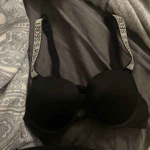 Victoria secret BH  - Säljer min älskade BH från Victoria Secret, pris går absolut att diskuteras säljer då den tyvärr blivit för liten. Hör av er vid frågor! ❤️