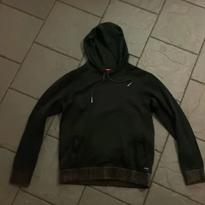 Svart Hugo boss Hoddie - Är i bra skick. Passar både för M och L. 