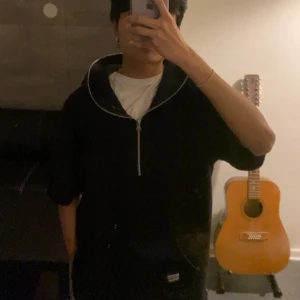 Y2k kort ärmad zipped hoodie - Jättecool tröja faktiskt. Säljer den för att jag brukar inte använda den men den är fett cool alltså! Man kan dra upp dragkedjan hela vägen. Bra skick.