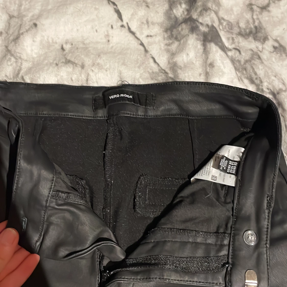 Ett par lite lågmidjade skinnbyxor - 91