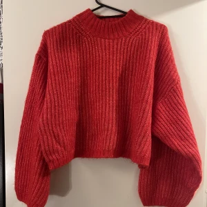 Röd stickad  - Säljer min röda tröja från Gina köptes förra året för att ha på julafton, köpt för 300kr 