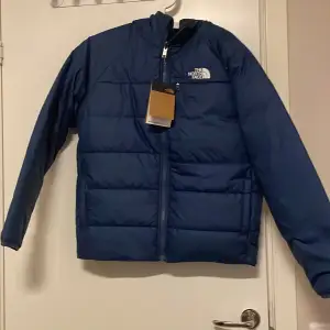 Helt ny the North face jacka med prislapp kvar. Den är reversible man kan använda den som två jackor. Barnstorlek XL 164