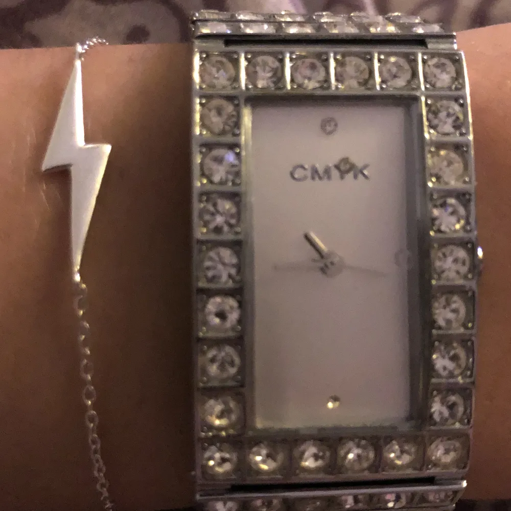 En fin diamant klocka som köptes på Sellpy för 200kr . Använd ett par antal gånger , mkt bra skick. Skriv privat för att veta längd på den!!. Accessoarer.