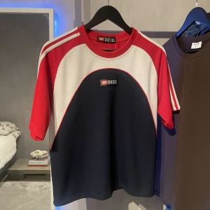 Diesel T-shirt - Hej! Säljer denna skitsnygga vintage diesel tshirten på grund av att den tyvärr kommer till användning längre. Den har en boxy fit och är förkortad för att passa min längd bättre (jag är 181 cm). Hör av dig för fler frågor eller bilder!