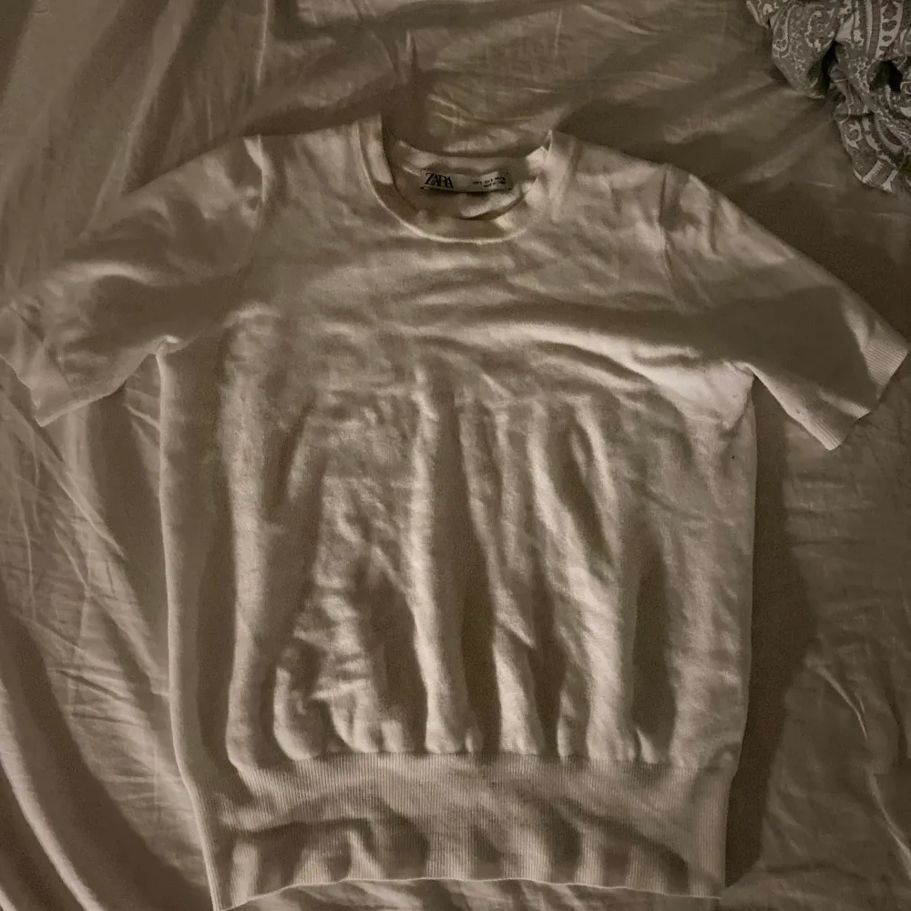 Säljer min fina vita topp/tshirt från zara💕Är köpt denna sommar o är använd fåtal gånger o är i nyskick. Stl S (Priset kan diskuteras vid snabb affär). T-shirts.
