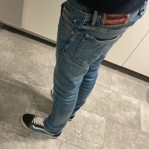 Jacob cohën jeans  - Tjenare! Säljer ett par Jacob cohën jeans i toppskick, modellen heter nick och har en slim fit passform.  Nypris:6000kr mitt pris: 899kr