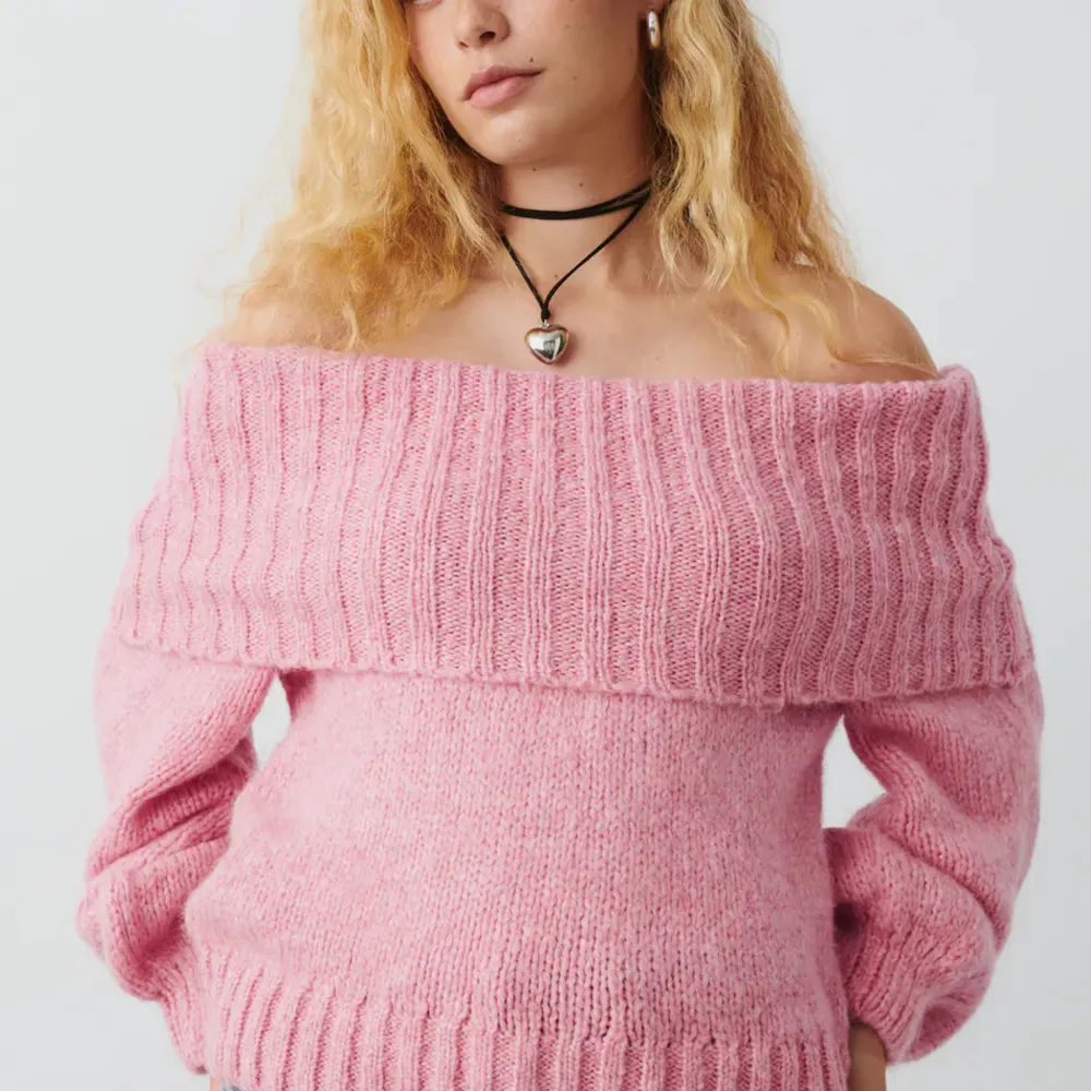 jäääättefina tröja som tyvärr ej kommit till användning🩷 köpt på gina tricot för 399kr!🩷 använd endast en gång! ❌inte mina bilder❌ lite mera rosa i verkligheten . Tröjor & Koftor.