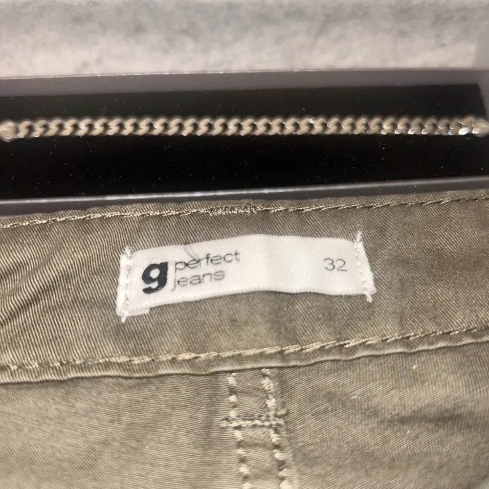 Superfina cargopants från Gina. Använda 1 gång men ej mer då de ej kommit till användning. . Jeans & Byxor.