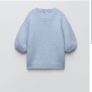 Kortärmad stickad tröja zara  - (EN NY ANNONS MED FRI FRAKT FINNS PÅ MIN SIDA I 7 DAGAR ) Säljer nu mina fina kortärmade stickade tröja ifrån zara! Bra skick passar perfekt nu till vinter och höst! Storlek M men passar även S, Skriv om fler bilder behövs! 🩷