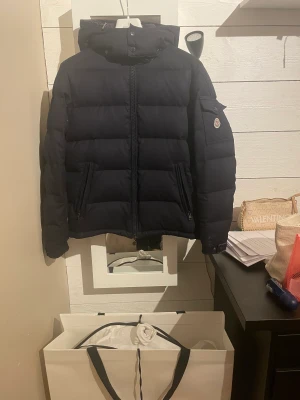MONCLRR MONTGENEVRE SHORT DOWN JACKET - MONTGENEVRE SHORT DOWN JACKET Amvänd 2 vintrar bra jacka lite sliten på armarna men det går att fixa om man vill det. Ny pris är 19775 eftersom den är skadad på armarna så säljer ja den för ett bra pris   Väldigt eftertraktad jacka  