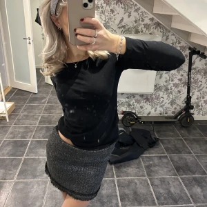 Mini kjol - Säljer denna mini kjol från zara som inte finns att köpa längre! Så fin med glitter i🤍🤍