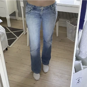 Lågmidjade jeans - Superfina lågmidjade jeans i storlek S som tyvär var för stora för mig💓 jättefin färg och modell💓