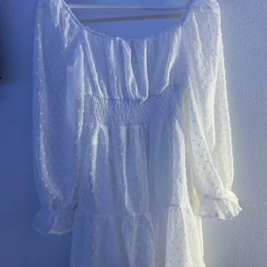 Klänning  - Säljer denna söta klänning varav att jag inte har använt den, den är helt oanvänd. Hör av dig vid intresse🤍