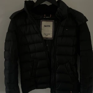 Tommyhilfigher  - Säljer min tommyhilfigher jacka! Perfekt nu till vintern, storlek XS köpt för 2000, pris kan diskuteras 