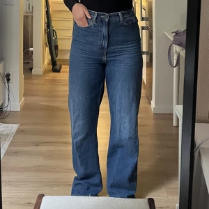 Levis jeans  - Säljer mina Levis jeans i modell ”high loose”. Storlek är W:28 och L:33. Jag är 173 cm.  Använda cirka 5 gånger så i nästan nyskick. Köpta för 1395:- säljes för 500 kronor. Pris kan diskuteras vid snabb affär. Kan mötas upp i Växjö annars frakta! 
