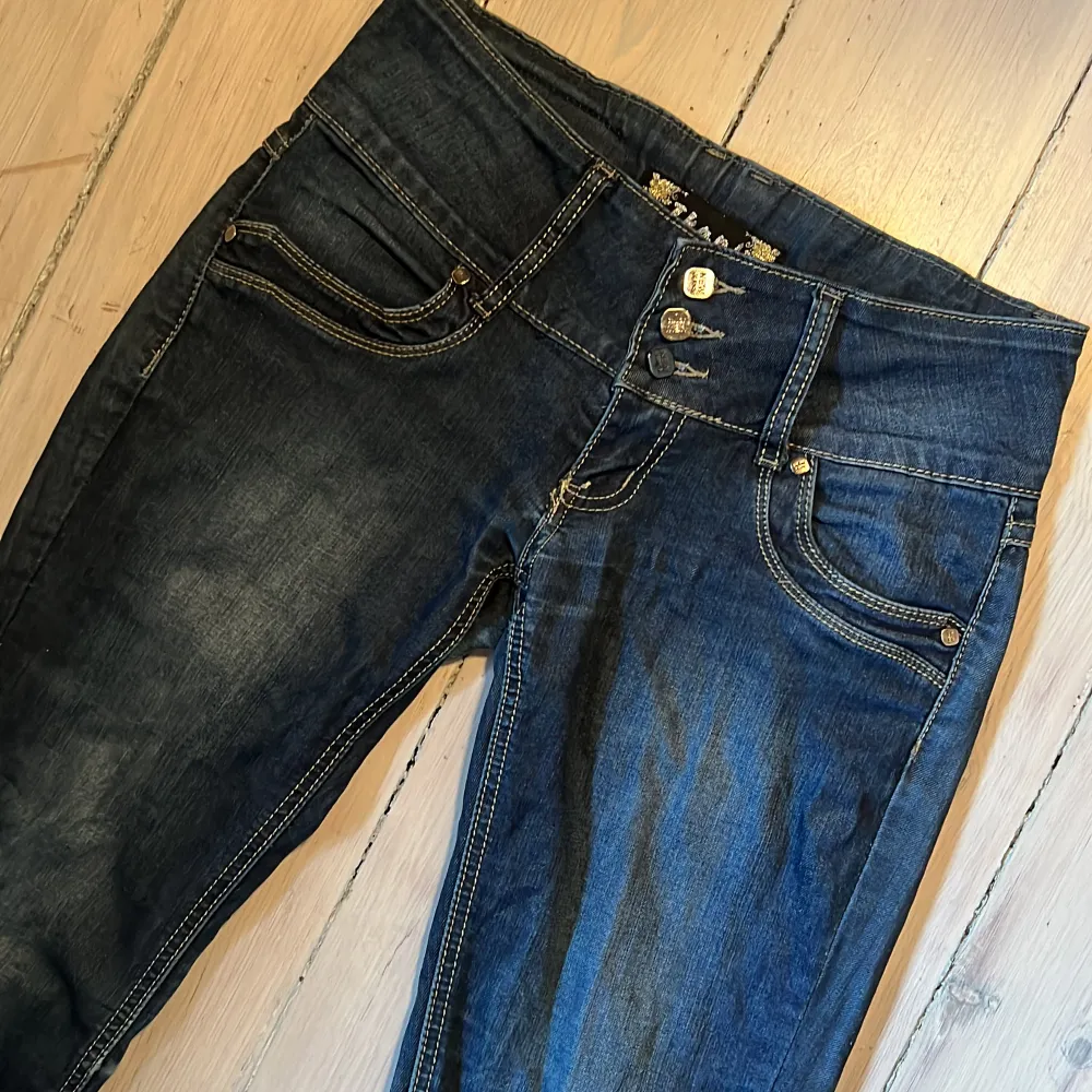 så fina bootcut jeans med tre knappar. super coola. midjemåttet är 38 cm tvärs över, innerbenslängden är 77💕. Jeans & Byxor.