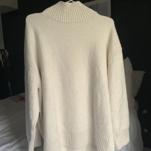 Stickad tröja - Stickad tröja från HM i väldigt fint skick. Endast använd 1-2 gånger. Köpare står för frakt