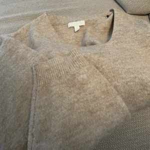Stickad tröja - Stickad tröja från HM. Första bilden speglar färgen bäst. Nypris 289kr. Köparen står för frakten, pris kan diskuteras.