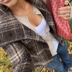 Brun kappa - Mörkbrun höstkappa. Skulle säga att den är rätt liten i stolekn så passar alltifrån xs-m! Inga tecken på användning. Skriv för fler frågor🫶🏼