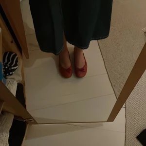 Ballerinaskor - Röda gulliga ballerina skor i läder med gulliga rosetter framtill!💕inga defekter använd ett fåtal gånger 