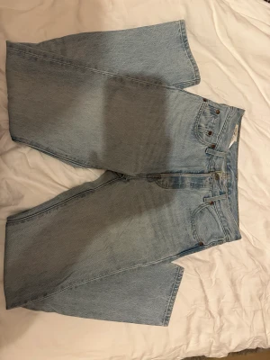 Levis jeans 501 - Säljer ett av mina favvo jeans som blivit alldeles för små och därför ingen bild med dom på. Använd ett fåtal gånger och kostar ca 1200 som nya. I storlek W25 L30 ungefär som 34-36. Här av dig innan du trycker köp nu 🫶🏻💕