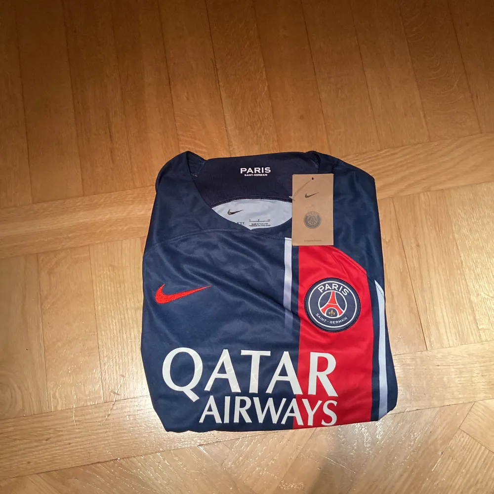 Helt ny och oanvänd PSG tröja storlek S. Skriv för med frågor.. T-shirts.