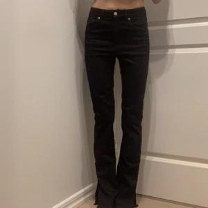 H&M bootcut jeans - Säljer dessa nya H&m bootcut jeans med slits då de inte passar mig. Jag brukar ha S och är 170cm. Jag har fler bilder😊
