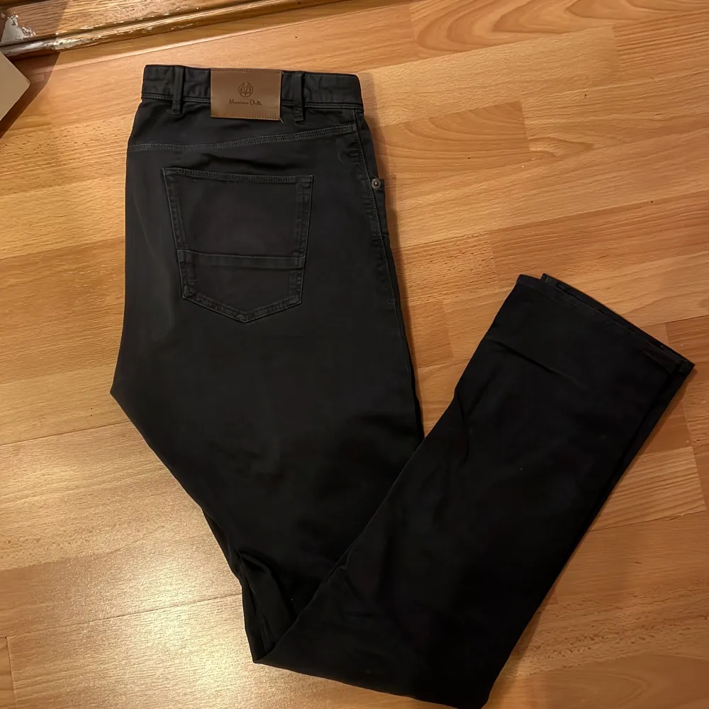 Mörka massimo dutti byxor, chinos typ Stl 42 Svarta/gråa. Jeans & Byxor.