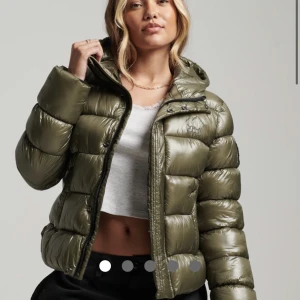 Söker denna jacka! - Söker dennna vinter jacka från Superdry i storlek S, kan även vara ineresserad av XS och M.💞
