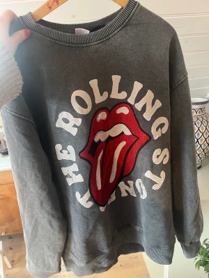 Collegetröja  - Svincool collagetröja från zaras barnavdelning storlek 164. Jätteskön och endast använd en gång. Jättefint skick. Perfekt till jeans och till kjol. Passar någon med XS. Nypris 300