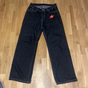 Ett par Svarta jeans - Ett par jätte snygga baggy jeans i storlek M som har två R på bakfickan av jeansen. De är i jätte bra skick, den ända defekten är några slitningar längst ner, men de syns knappt. Skriv för fler bilder!