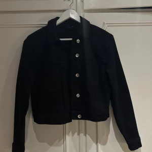 Jeans jacka - Använd 2 gånger bara så den är som ny.
