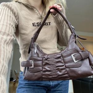 Höstig väska🍂🍂 - Säljer denna jättefina bruna väska som är perfekt nu i höst!💓💓 Fint skick, rymmer mycket!🙌