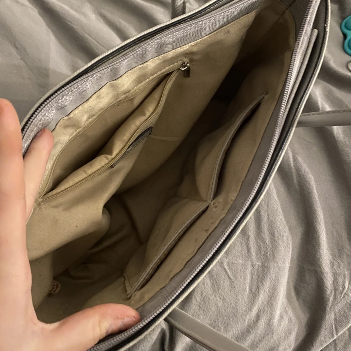 Grå väska med silver detaljer  - 91