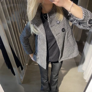 Kort kappa  - Sjukt fin kort kappa med lite halvkorta ärmar🥰 den är från märket La Redoute och är sparsamt använd 