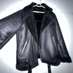 Nelly pilotjacka, vinterjacka, höstjacka  - Köpt för 1 099kr på Nelly , säljer den då den blivit för stor. Pris kan diskuteras vid snabb affär❤️👍🏽