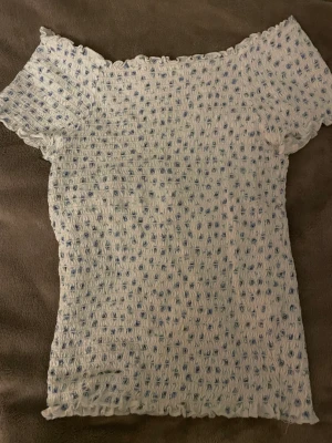 Blommig tröja från Kappahl - Fin ribbat topp från Kappahl. Jättebra skick och har används tre gånger. Stretchig.