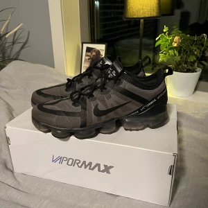 Nike vapormax - Jag säljer mina helt oanvända Nike vapormax par, de är såklart äkta och det finns både karton och extra snören till! Pris kan såklart diskuteras.